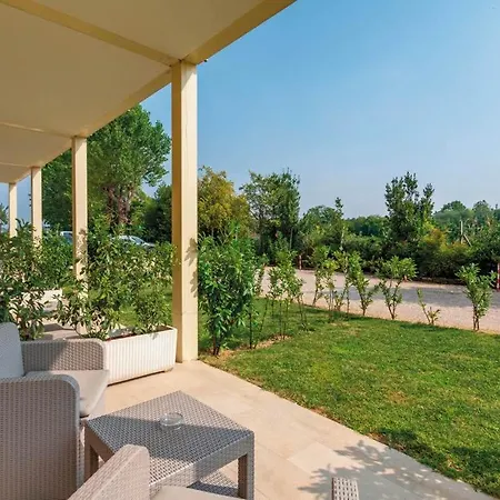 Bella Λατζίζε